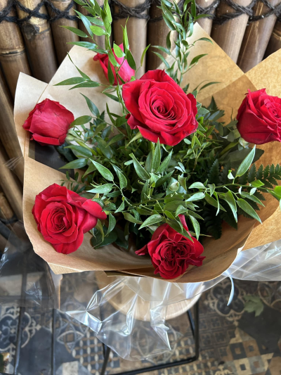 6 Red Roses - 6 rich red roses with foliages in water